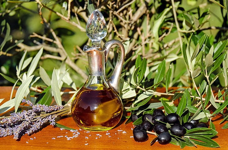 Olio d'oliva versato